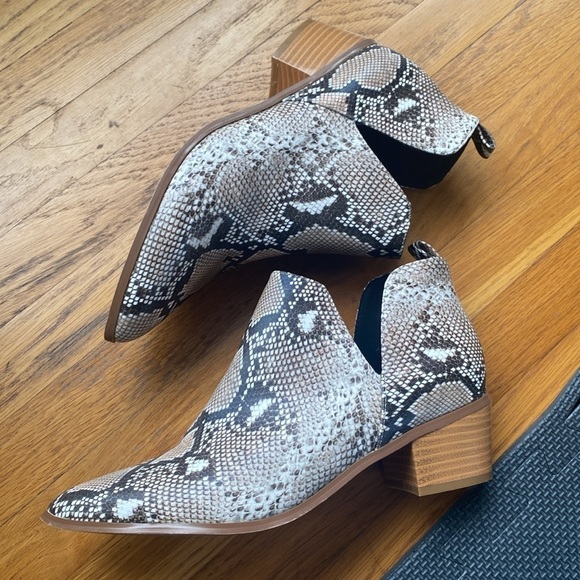 Snake Print Cut Out Ankle Bootie Size 9 - Picture 3 of 11